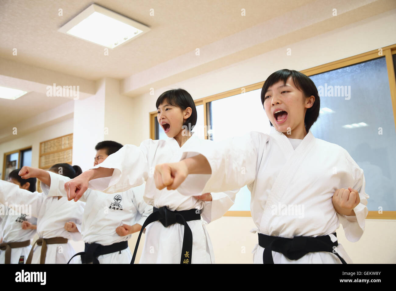 Les enfants de la classe de karaté japonais Banque D'Images