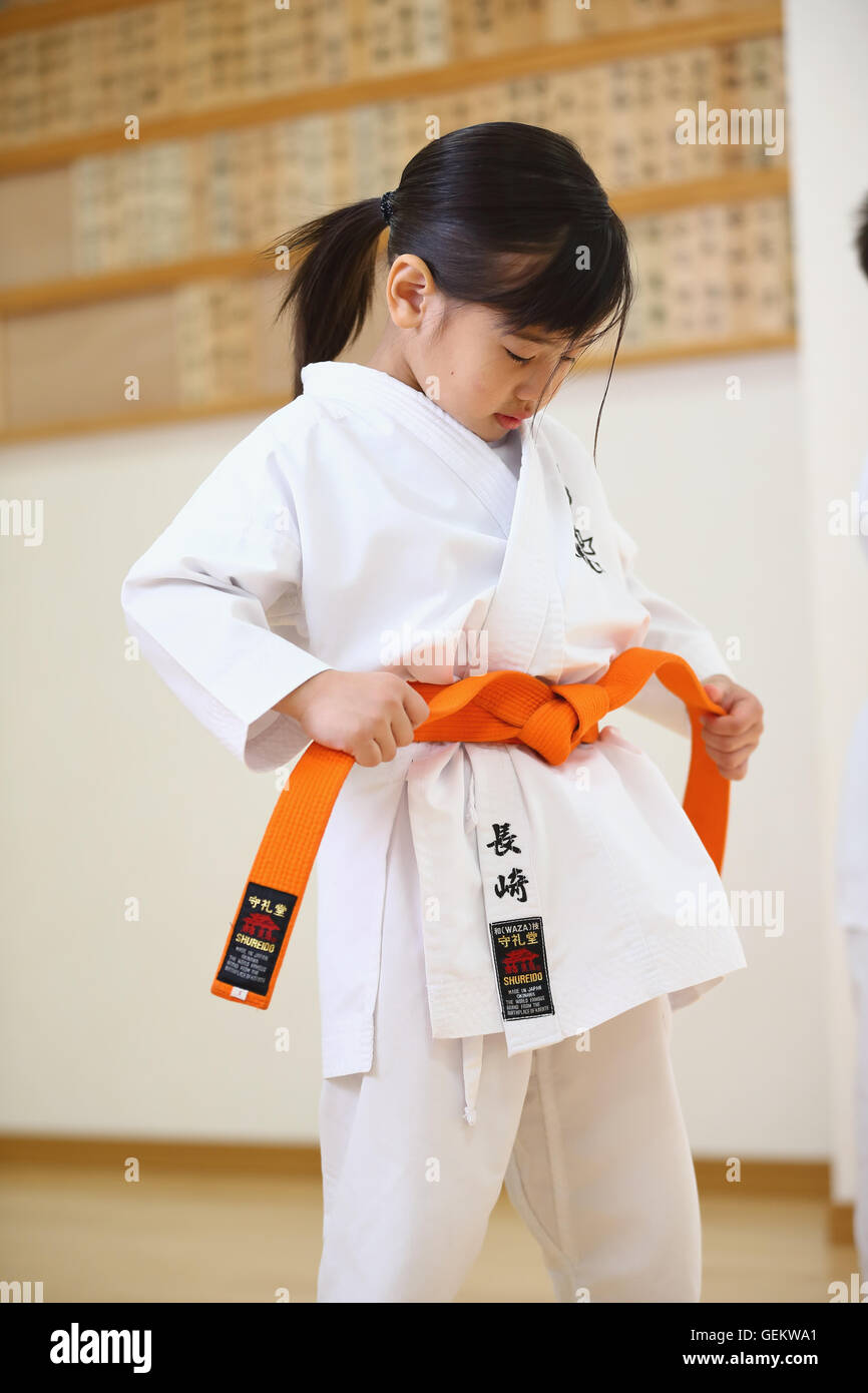 Dans le karaté kid japonais formation uniforme Banque D'Images