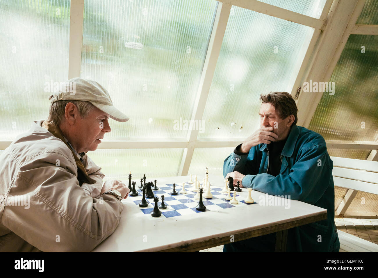 Biélorussie, MINSK - 9 mai 2014 : les retraités actifs, de vieux amis et de temps libre, les hommes s'amusant et en jouant aux échecs à city Banque D'Images