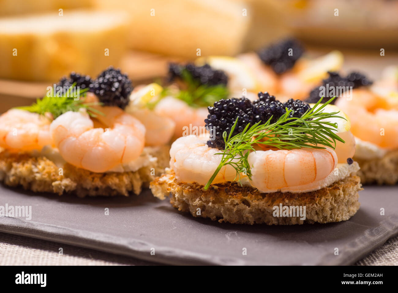 Apéritif crevettes servi sur pain grillé et servi sur une Apéritif crevettes servi sur pain grillé Banque D'Images