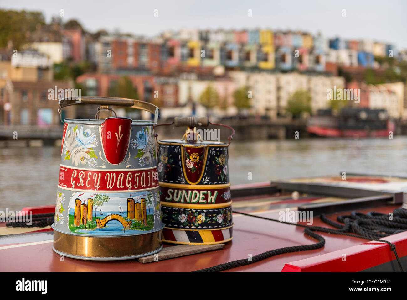Boîtes peintes de couleurs vives sur un canal d'eau, bateau port flottant, Bristol, Royaume-Uni Banque D'Images