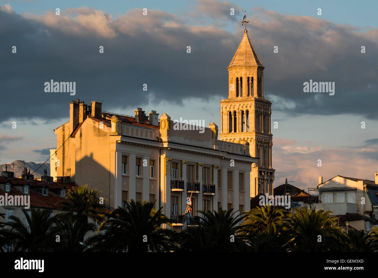 Split Site du patrimoine mondial de l'UNESCO, la Croatie, la côte dalmate, palais de Dioclétien et la cathédrale saint Domnius dans lumière du soir Banque D'Images