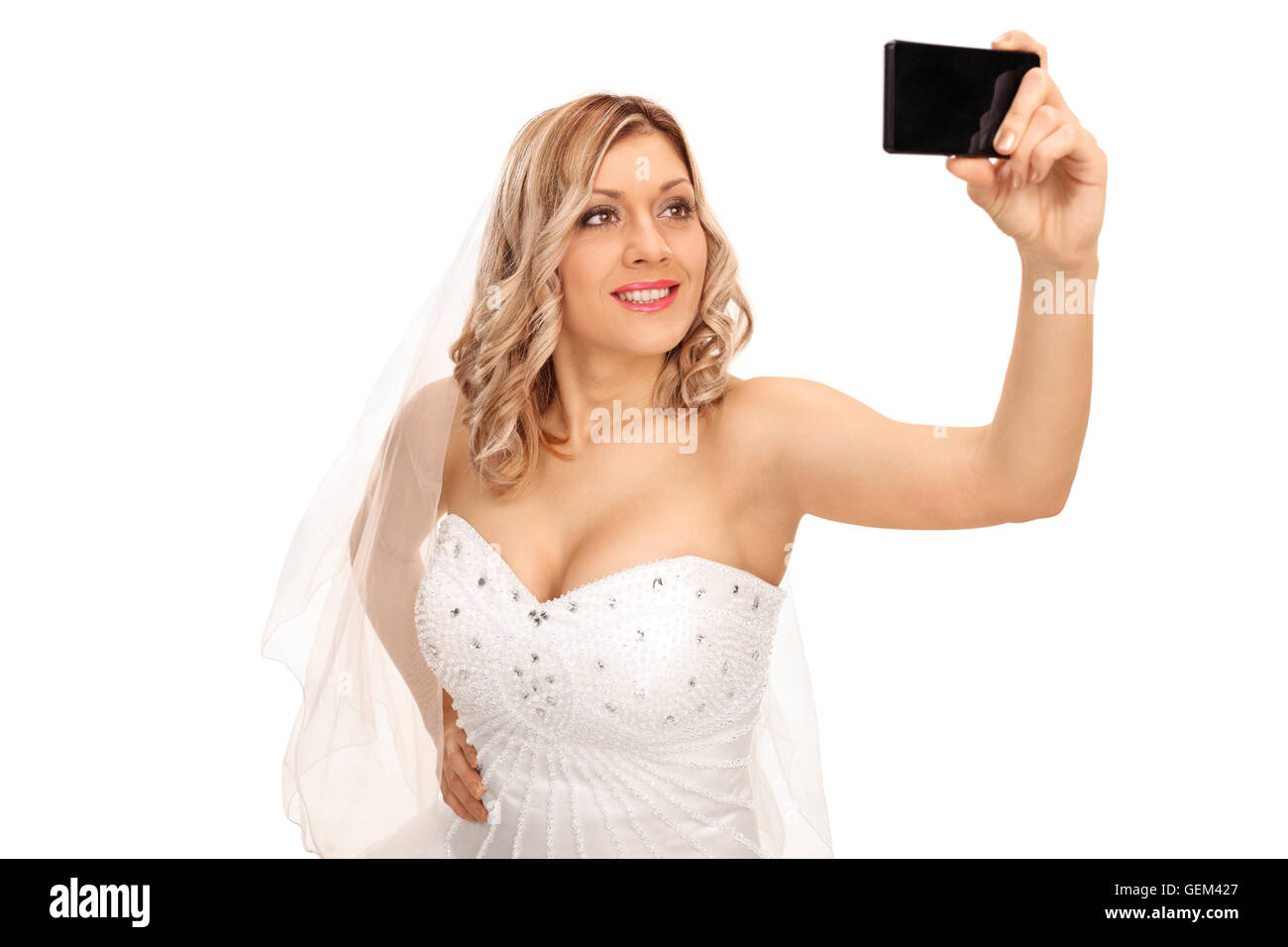 Prendre une épouse joyeuse avec son téléphone cellulaire selfies isolé sur fond blanc Banque D'Images