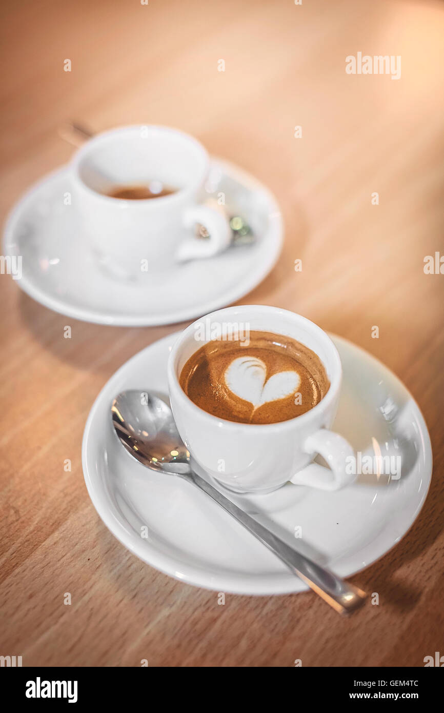 Deux cafés espresso sur une table dans un restaurant. Banque D'Images