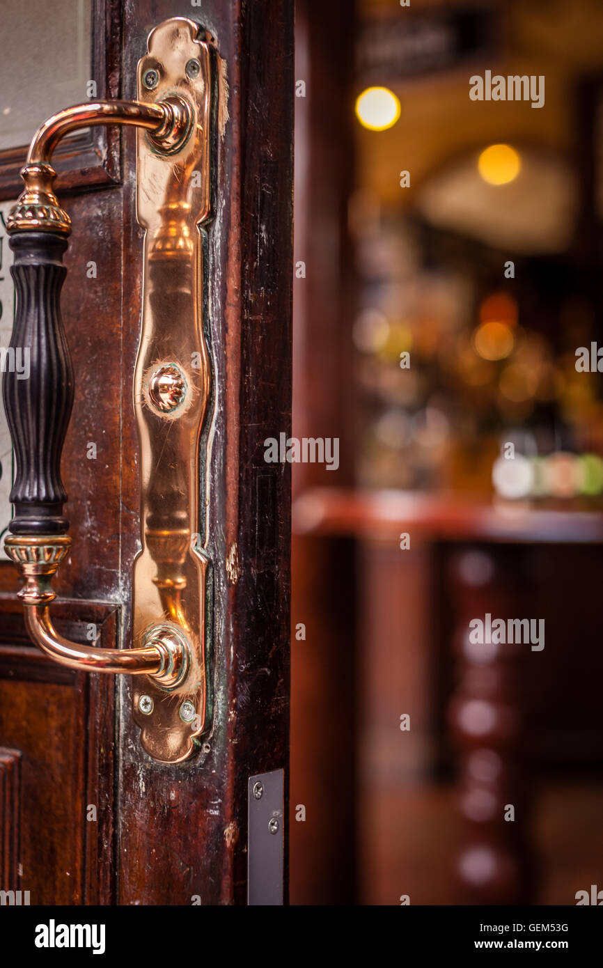 Poignée de porte à l'entrée du pub anglais traditionnel à Londres,  Royaume-Uni Photo Stock - Alamy