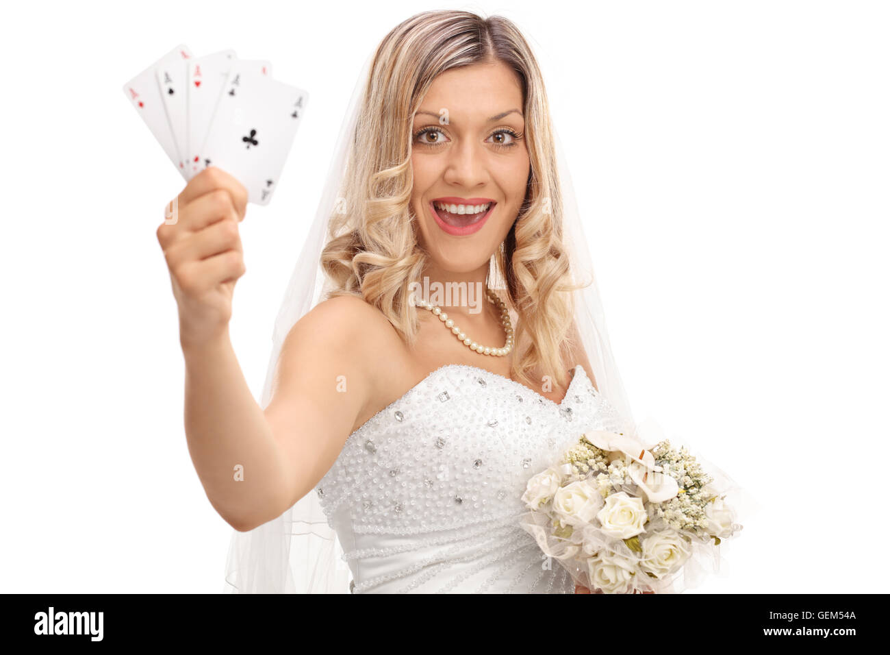 Blonde bride joyeuse dans une robe de mariage tenue quatre as isolé sur fond blanc Banque D'Images