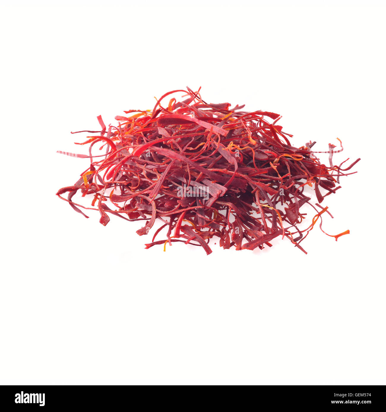 Close up de Safran en Pistils rouges sur fond blanc tourné en studio Banque D'Images