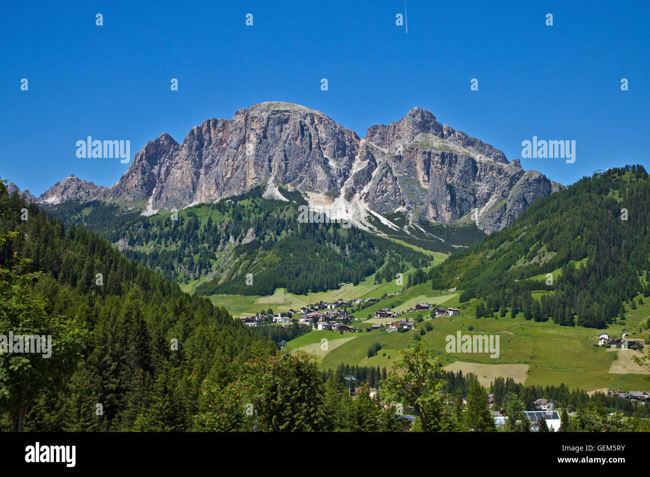 Vue vers Colfosco (Colfosch) de Corvara, Val Badia, Italie Banque D'Images