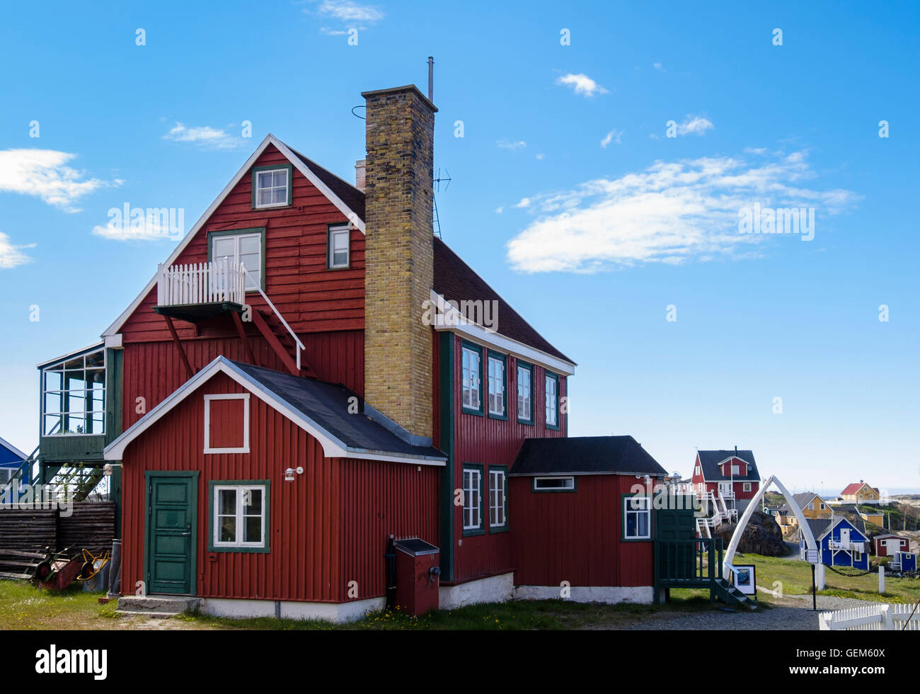En bois rouge 19e siècle la maison coloniale Manager 1846 avec mâchoire de baleine arch dans le musée. Sisimiut Qeqqata ouest du Groenland Banque D'Images