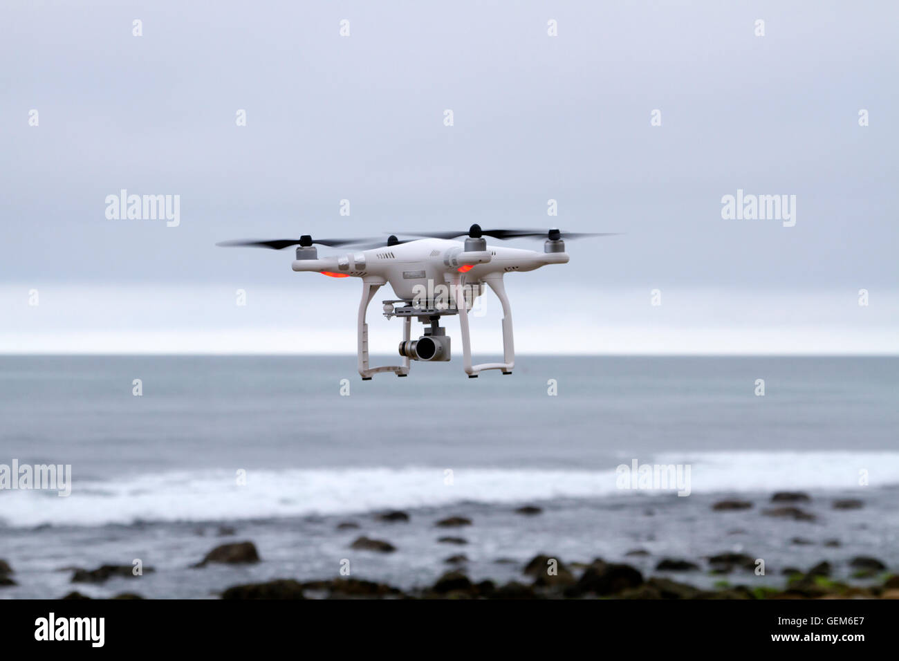 Drone caméra planant au-dessus de l'océan Banque D'Images