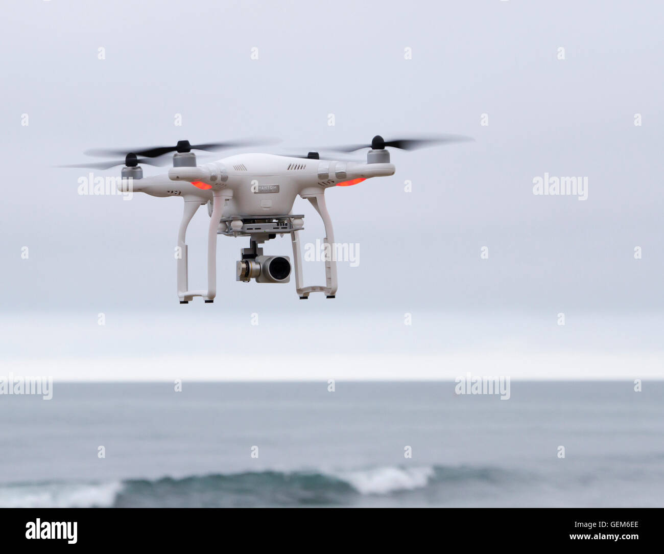 Caméra drone Quadcopter planant au-dessus de l'océan Banque D'Images