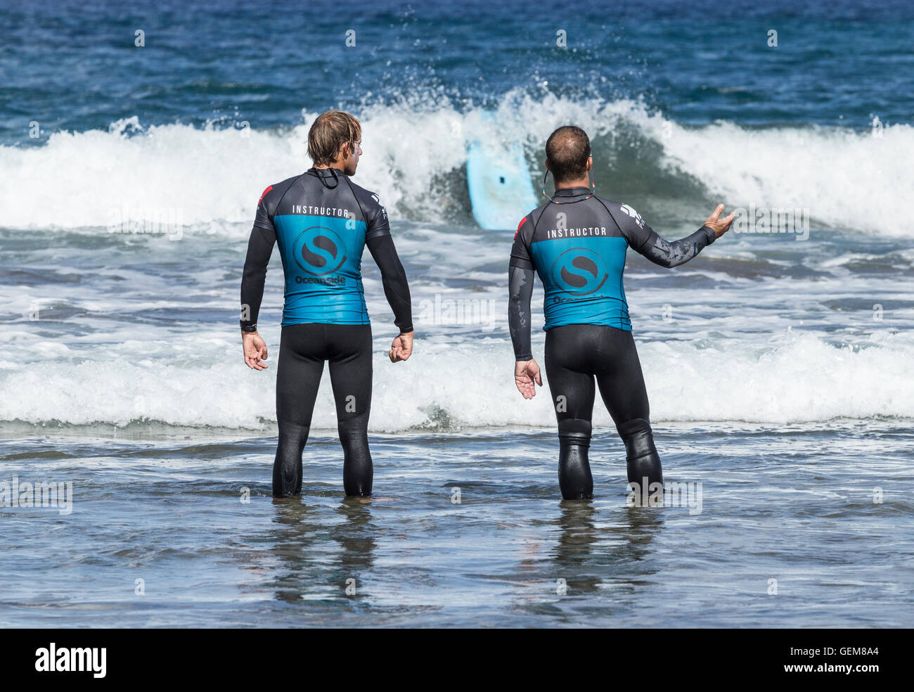 Les instructeurs de surf sur la plage Banque D'Images