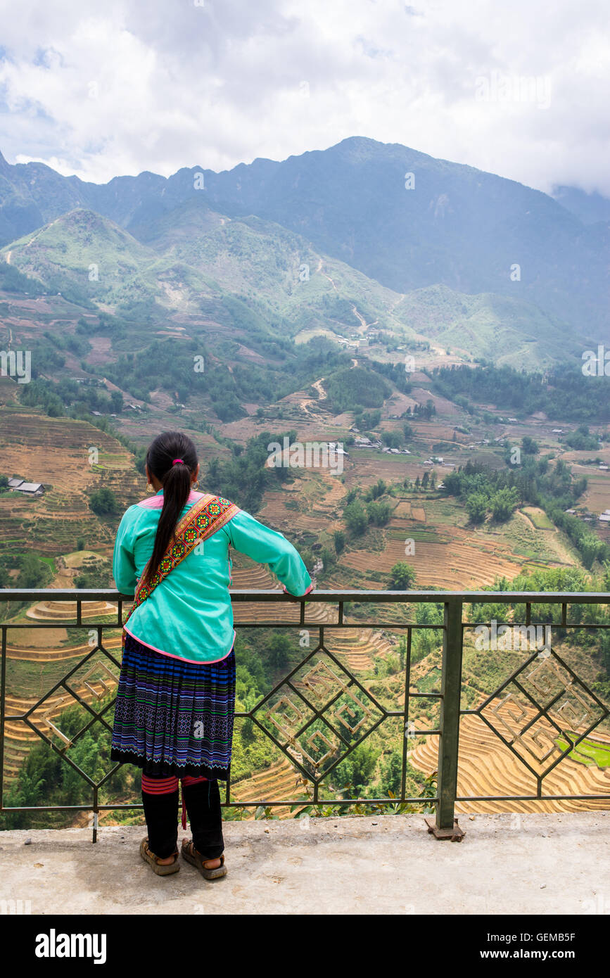 Guide de la minorité vietnamienne admirant le paysage avec les montagnes et les rizières de SAPA, Vietnam du Nord. Banque D'Images