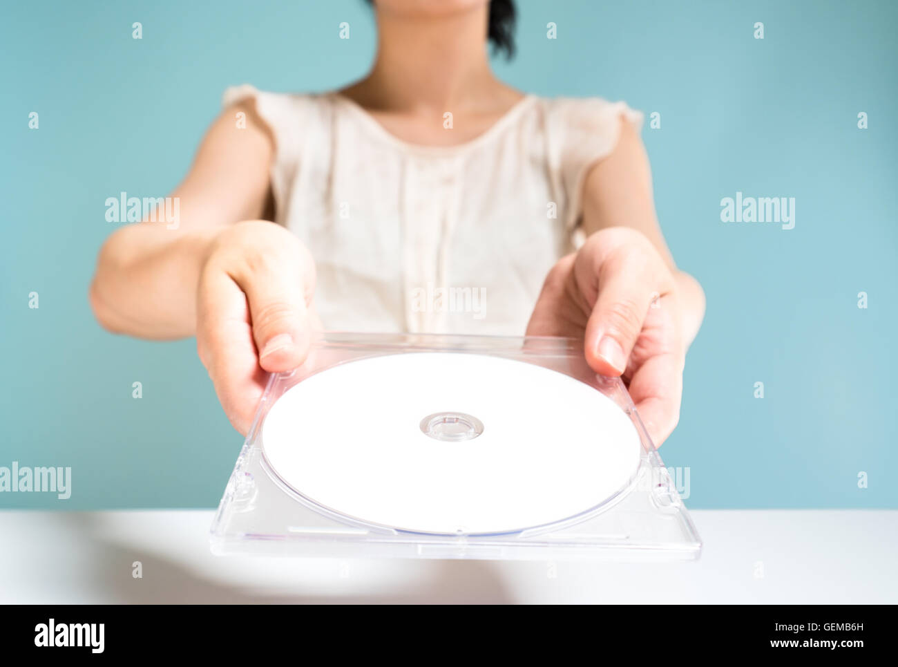 Businesswoman holding DVD-ROM Banque D'Images