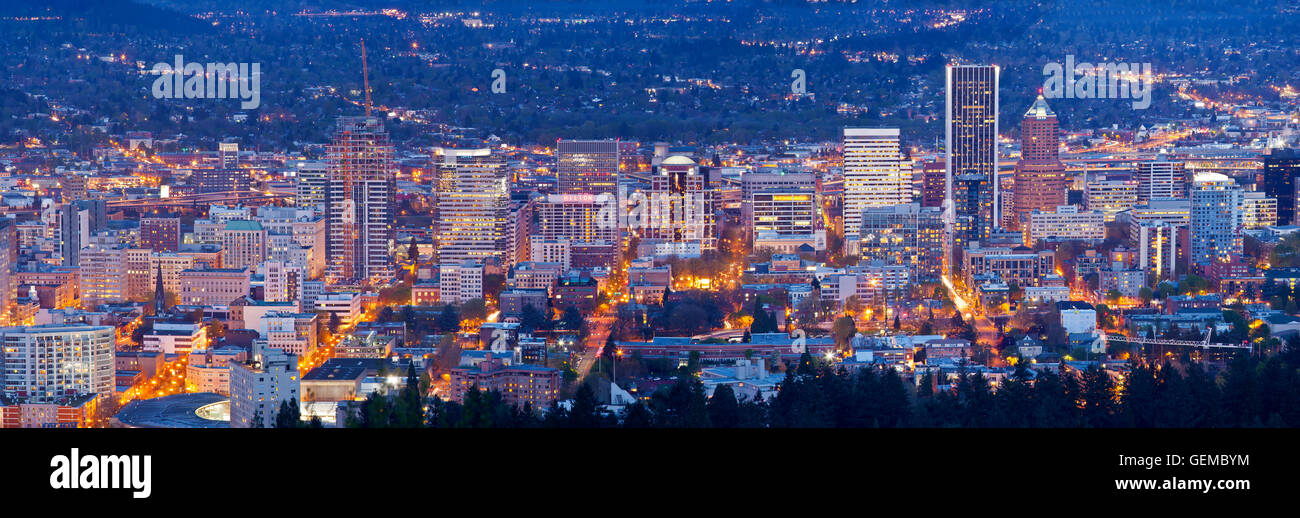 Le centre-ville de Portland Oregon City Lights blue hour panorama. Banque D'Images