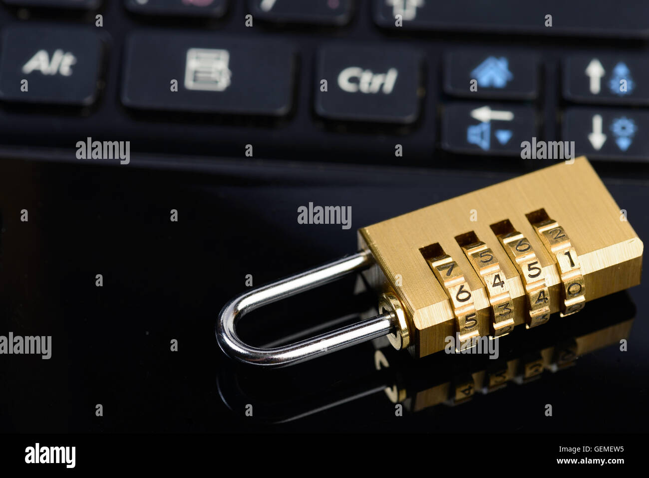 Concept de sécurité des données avec le clavier de l'ordinateur portable cadenas Banque D'Images