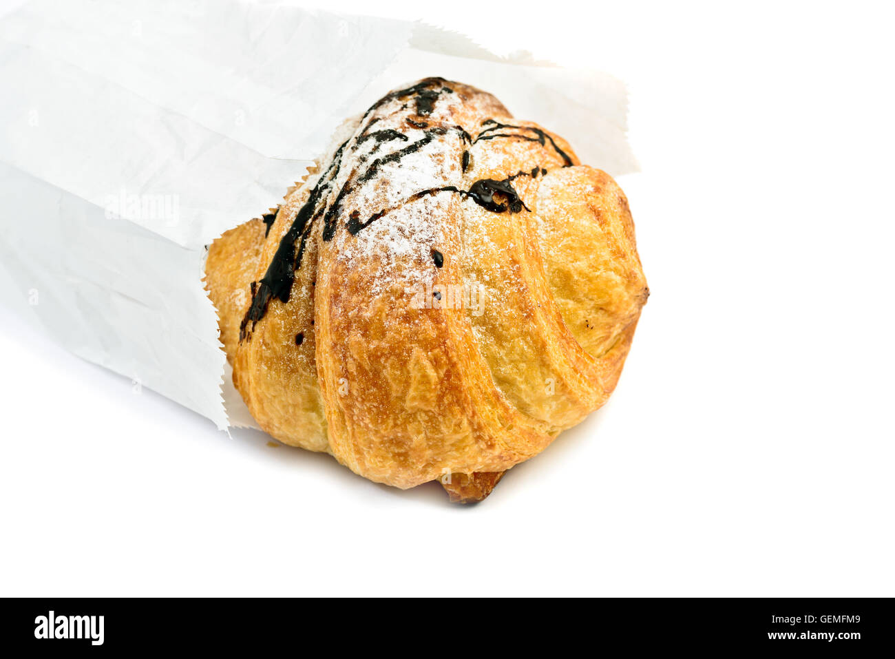 Croissant frais en paquet sur fond blanc Banque D'Images