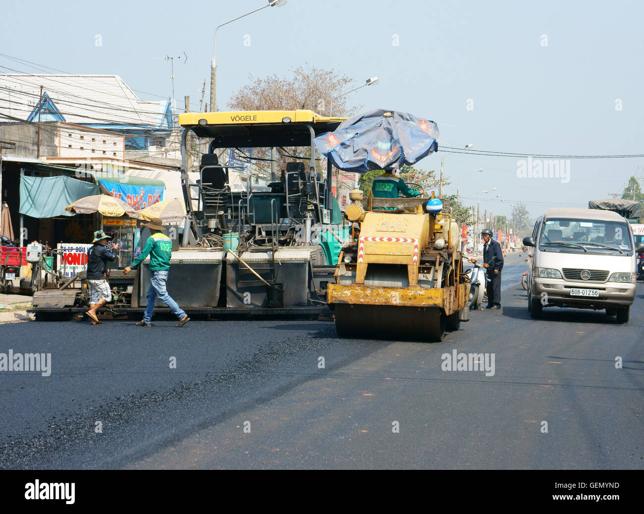 DONG NAI, LE VIET NAM- Feb 13 : Groupe de travail de l'homme asiatique sur l'autoroute 20 travailleurs vietnamiens maintenir projet de construction, Dongnai, V Banque D'Images