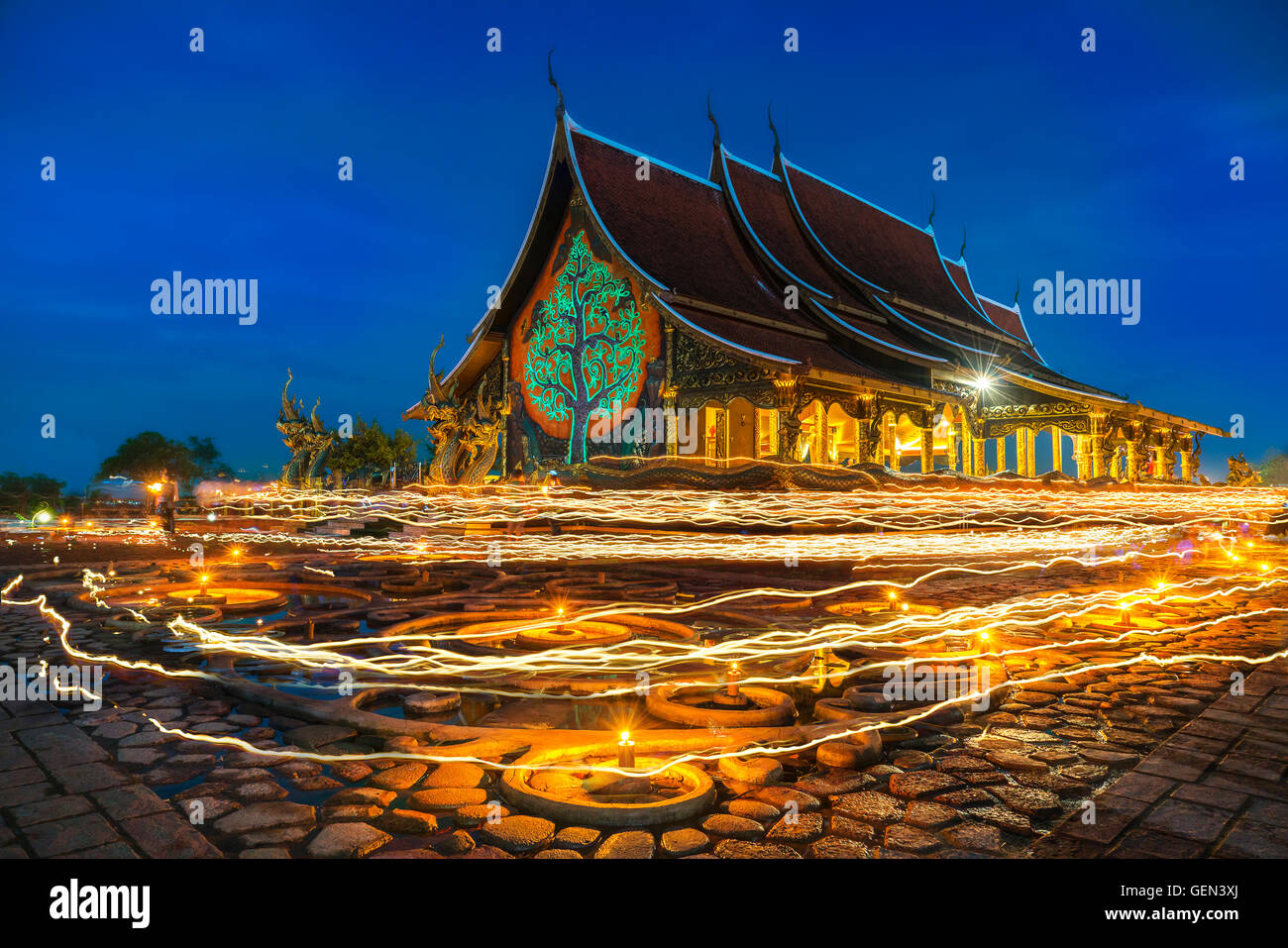 Bougie allumée, à Sirindhorn Wararam Phu Prao Temple (Wat Phu Prao) au crépuscule de la Journée du Vesak, Peuples venus pour adorer le Bouddha,Ca Banque D'Images