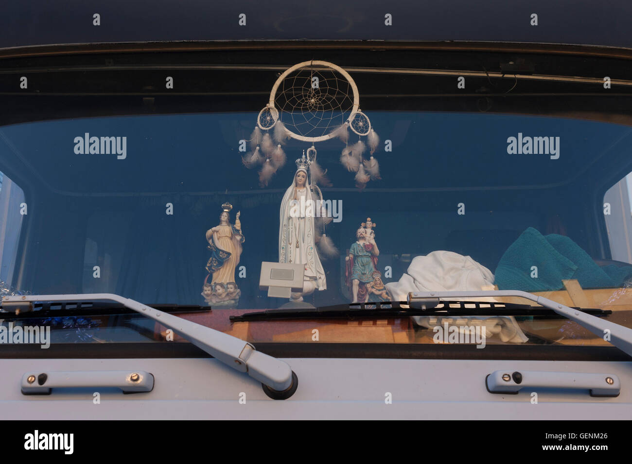 Icônes religieuses derrière le pare-brise d'un camion avec la Corrida de tournée de touros (corrida) à Caldas da Rainha, Portugal. Banque D'Images