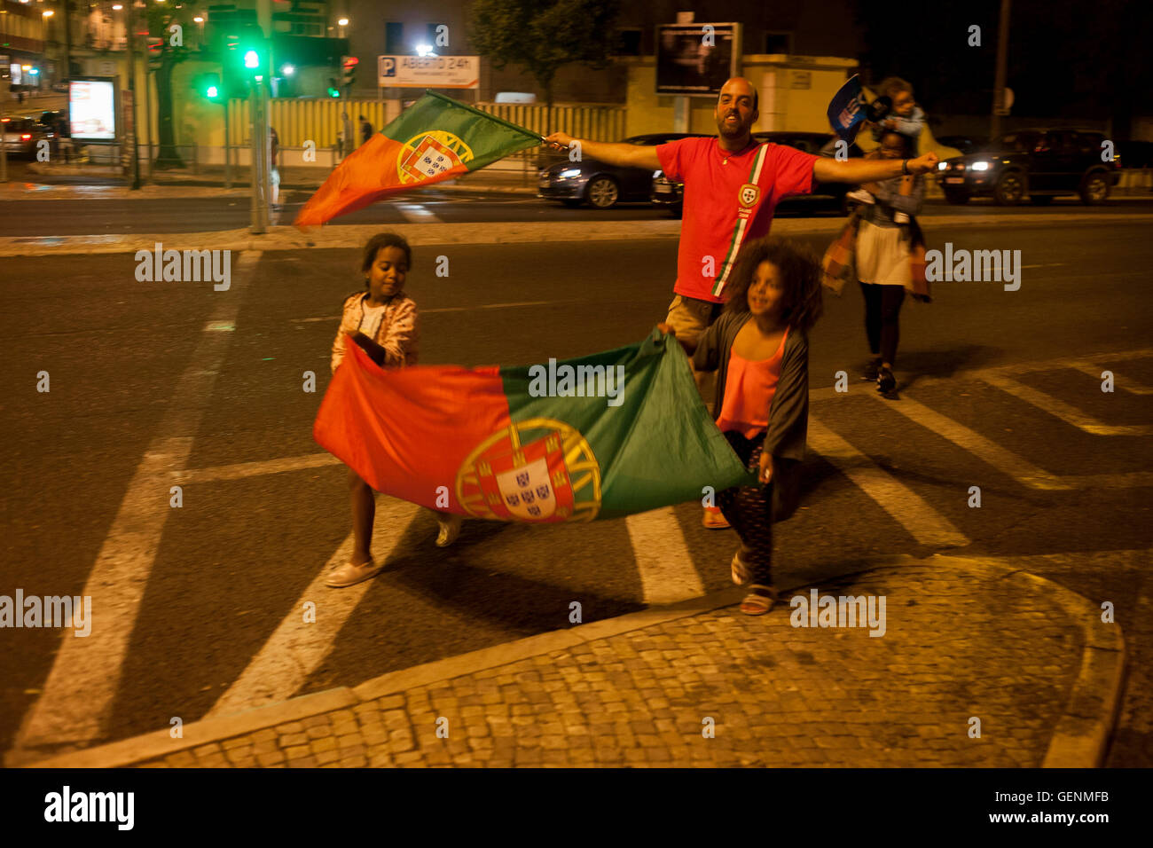 Les fans de football portugais à Lisbonne célébrer la victoire de leur pays sur la France dans l'Euro 2016 tournoi final. Banque D'Images