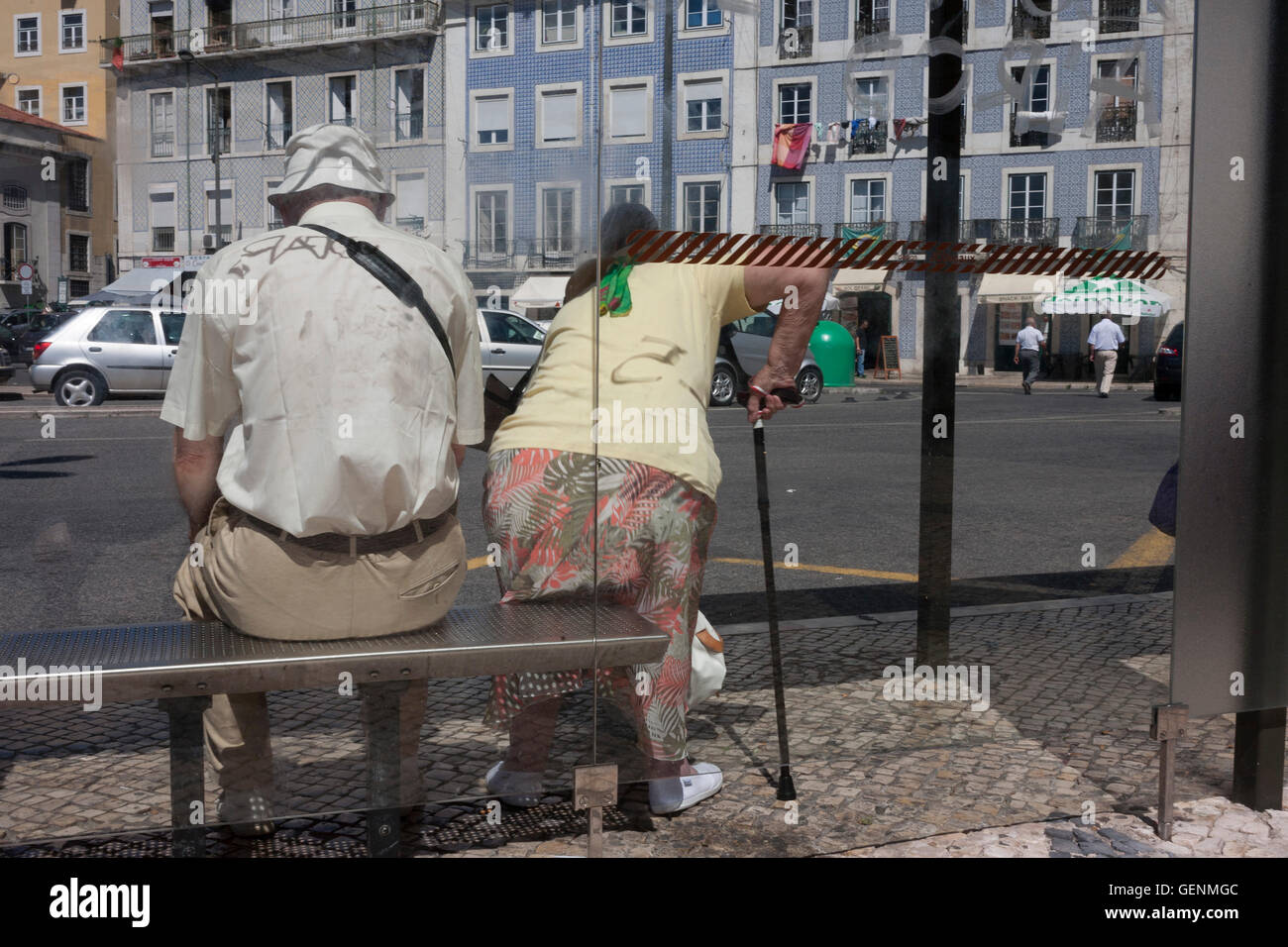 Vieille dame se bat pour ses pieds avec l'utilisation d'un bâton de marche, à Lisbonne, Portugal. Banque D'Images