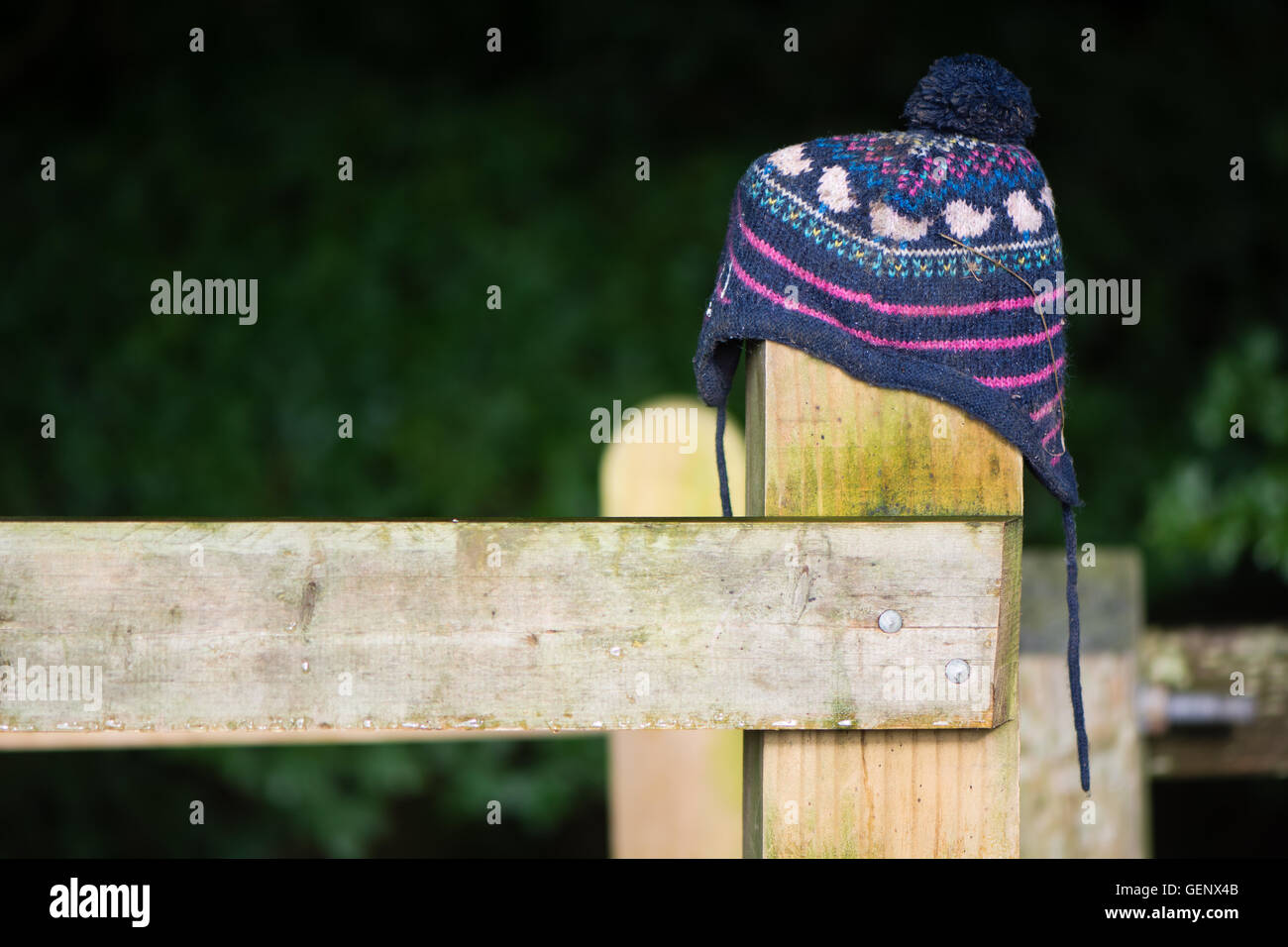 Perdu hat le poteau de clôture en bois. L'enfant Wooly hat égarée dans la campagne placée sur la porte dans l'espoir d'être vu par le propriétaire Banque D'Images