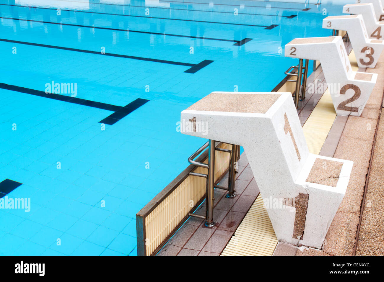 L'eau bleu piscine à vagues reflète avec la lumière du soleil , blue tile ceramic de natation course et sports d'eau. Banque D'Images