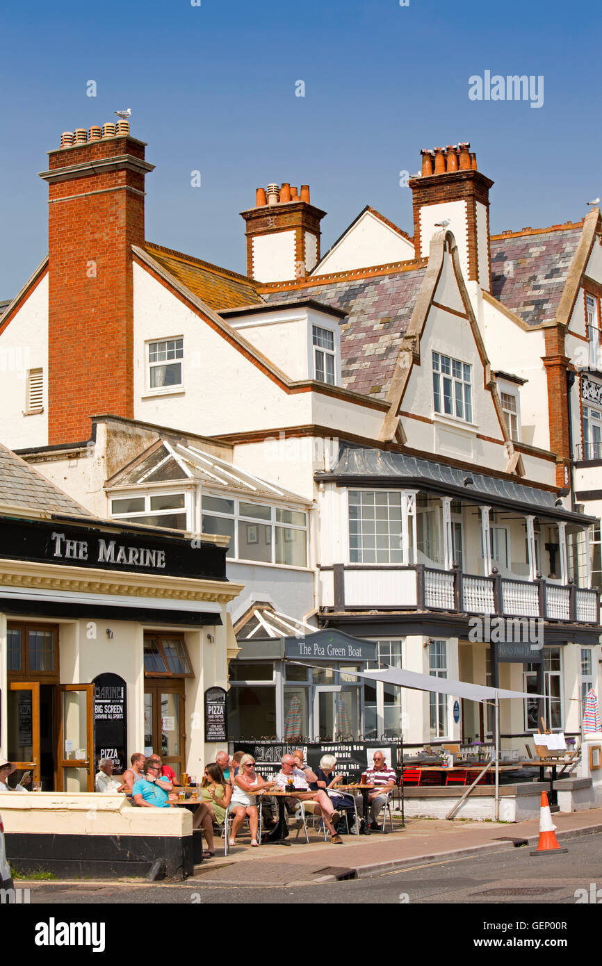 Royaume-uni, Angleterre, Devon, Sidmouth, L'Esplanade, Marine Bar, restaurant bateau vert pois et le front de mer hôtels Banque D'Images