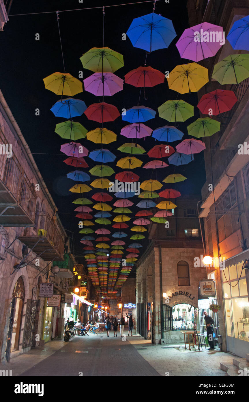 Jérusalem : parasols colorés accroché sur Yoel Moshe Rue Salomon pour les parapluies Street Projet promu par l'Autorité de développement de Jérusalem Banque D'Images