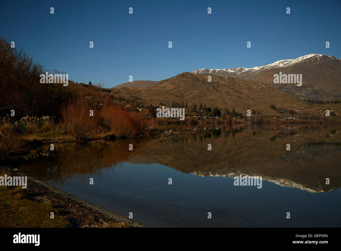 Montagnes enneigées reflète dans l'eau du lac Hayes près de Queenstown, Otago, île du Sud, Nouvelle-Zélande Banque D'Images