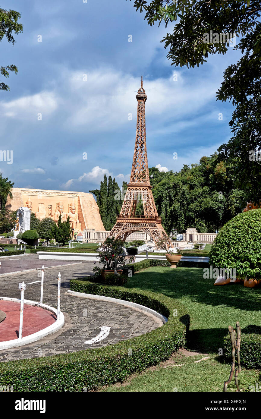 Monde miniature. Modèle d'échelle de la tour Eiffel Paris. Mini parc à thème Siam, Pattaya Thaïlande, S. E. Asie Banque D'Images