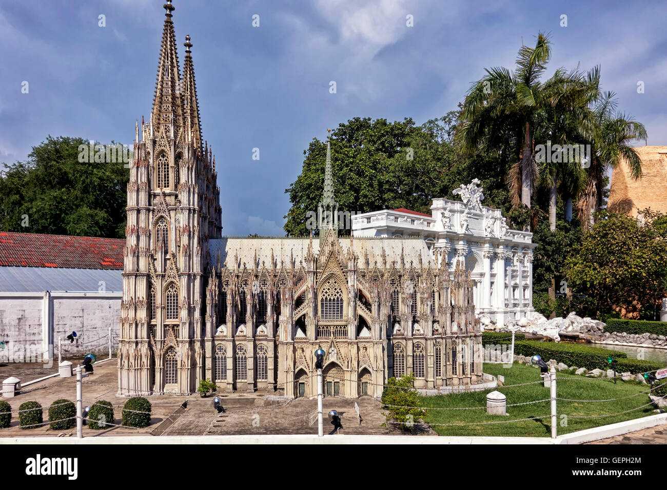 Monde miniature. Modèle d'échelle de la cathédrale de Cologne. Mini parc à thème Siam, Pattaya Thaïlande, S. E. Asie Banque D'Images
