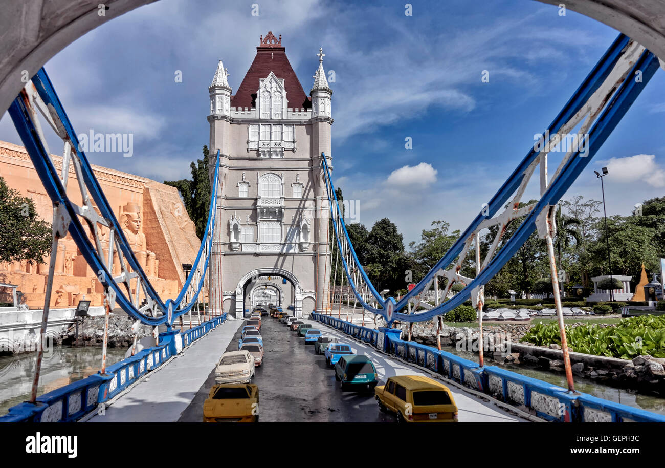 Monde miniature. Tower Bridge modèle à échelle de Londres . Mini Siam parc à thème, Pattaya Thaïlande, S. E. Asie Banque D'Images