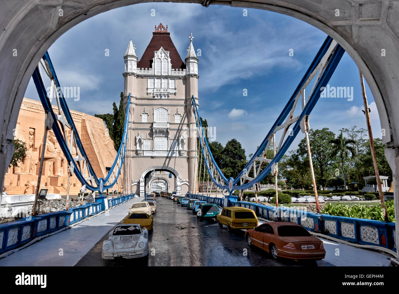 Monde miniature. Tower Bridge modèle à échelle de Londres . Mini Siam parc à thème, Pattaya Thaïlande, S. E. Asie Banque D'Images