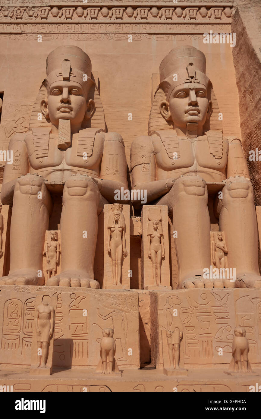 Monde miniature. Modèle d'échelle du temple d'Abu Simbel Egypte. Mini parc à thème Siam, Pattaya Thaïlande, S. E. Asie Banque D'Images