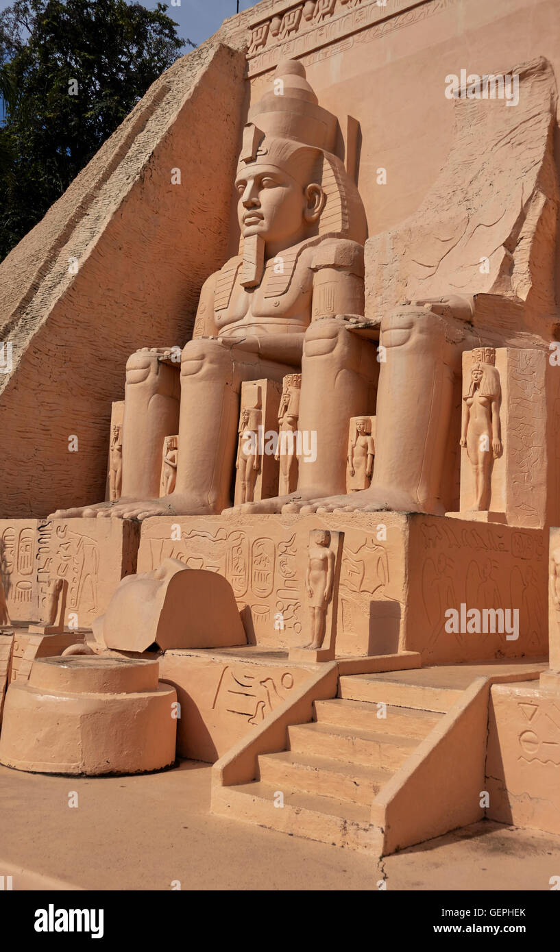Monde miniature. Modèle d'échelle du temple d'Abu Simbel Egypte. Mini parc à thème Siam, Pattaya Thaïlande, S. E. Asie Banque D'Images