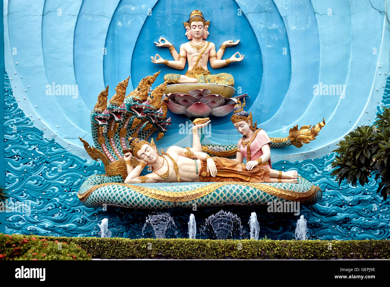Ornate Thai sculpture murale à l'entrée de Mini Siam Parc à thème, Pattaya, Thaïlande, S. E. Asie Banque D'Images