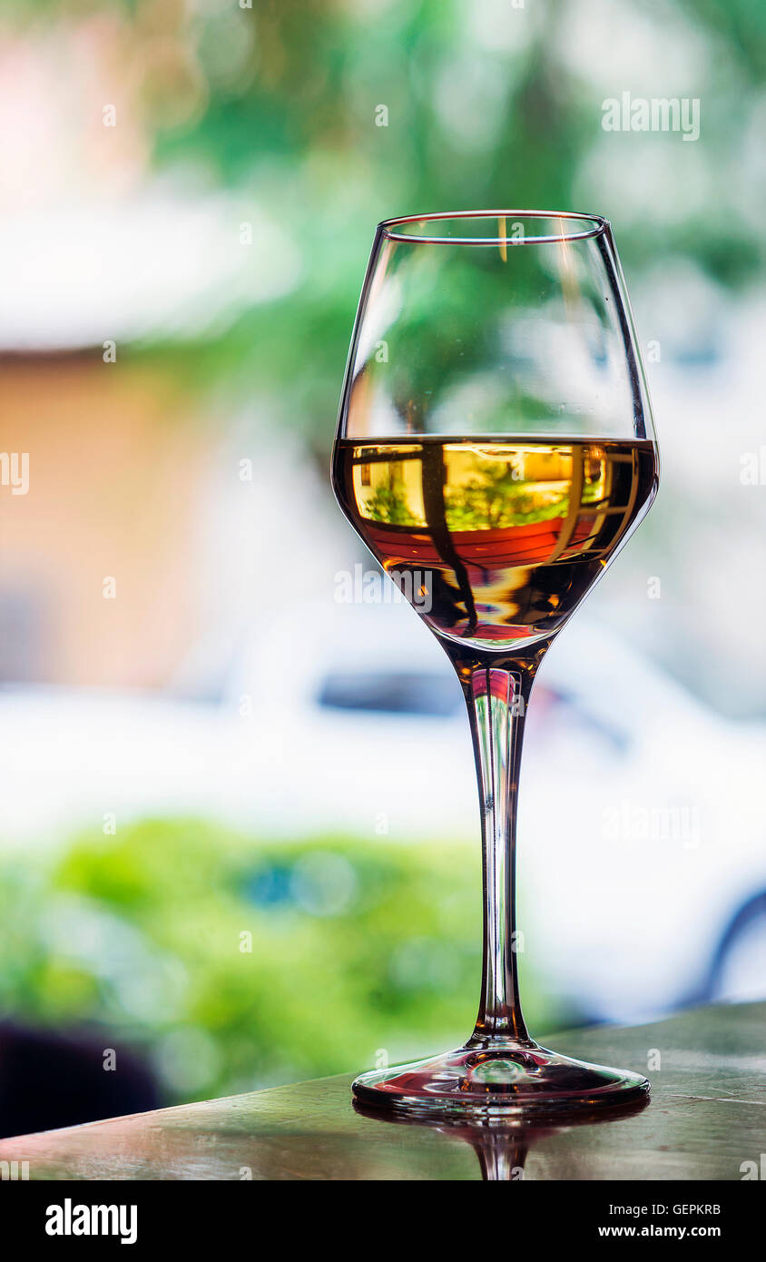 Verre de jerez espagnol traditionnel vin sherry doux dans l'air extérieur  cafe table Photo Stock - Alamy