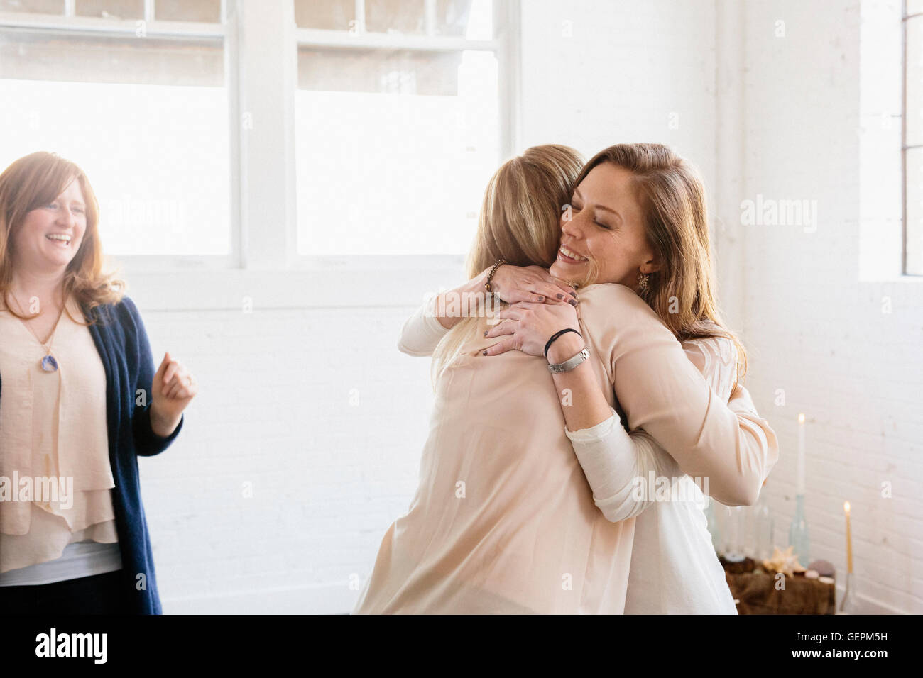Deux woman hugging at a party. Banque D'Images Deux woman hugging at a party. Banque D'Images
