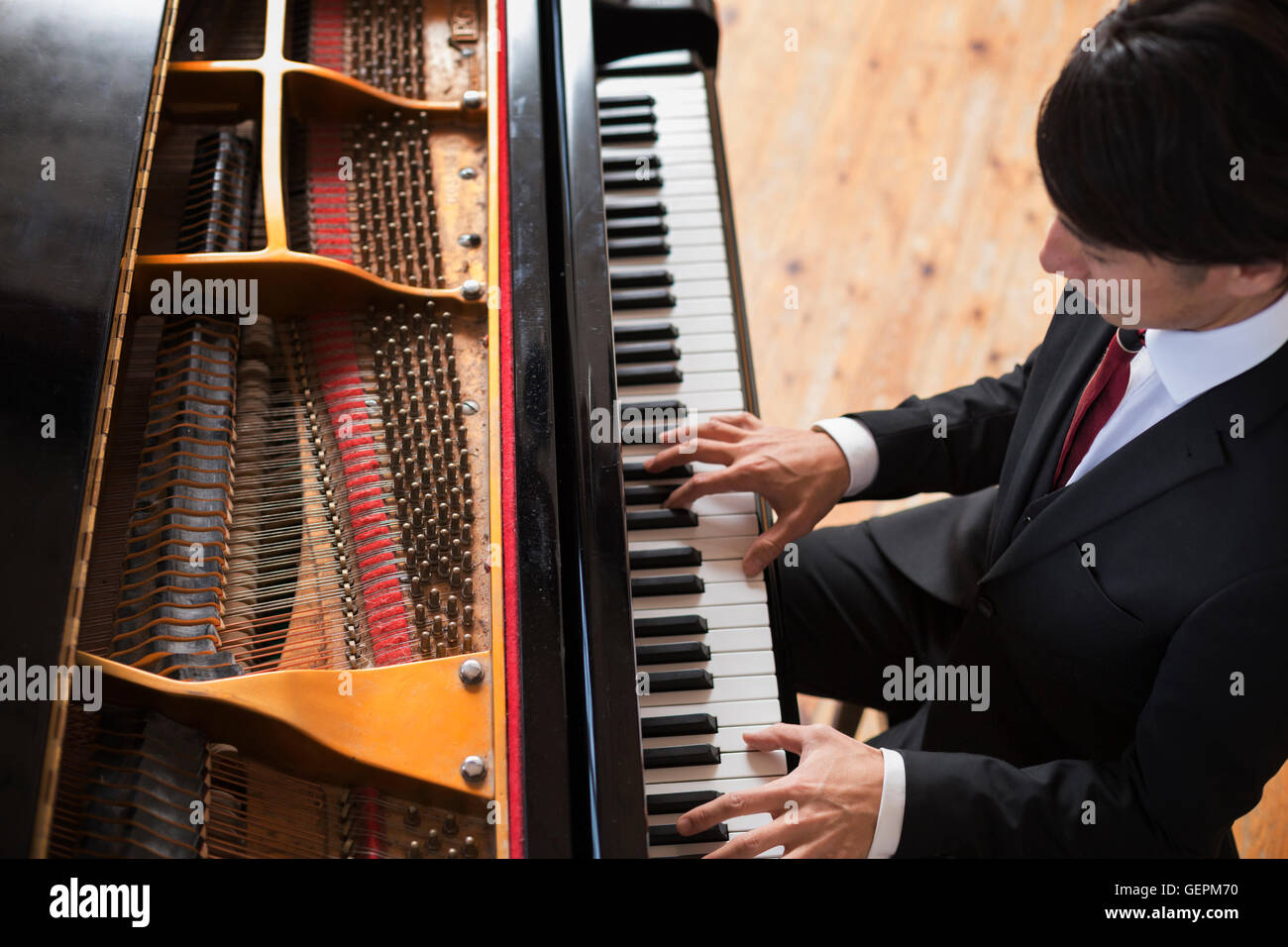 Man playing piano pianist grand Banque de photographies et d'images à haute  résolution - Alamy