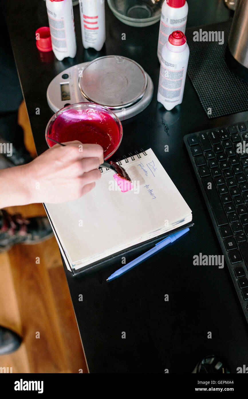 Un mélange à l'aide de teintures capillaires coloriste en poudre et de l'eau, et le test de la couleur sur le papier. Banque D'Images