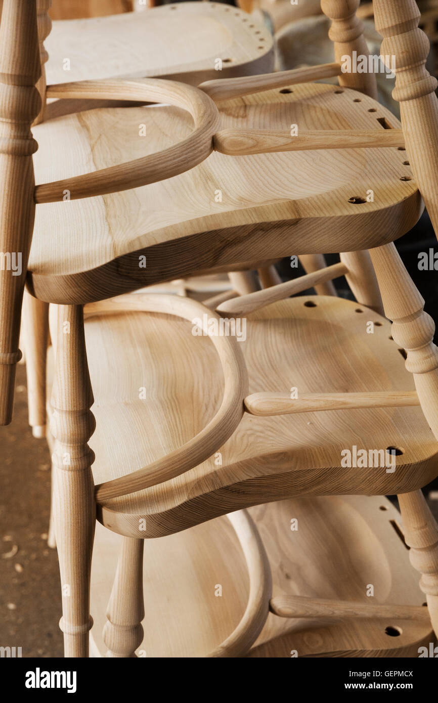 Gros plan d'une pile de chaises en bois dans un atelier de menuiserie. Banque D'Images