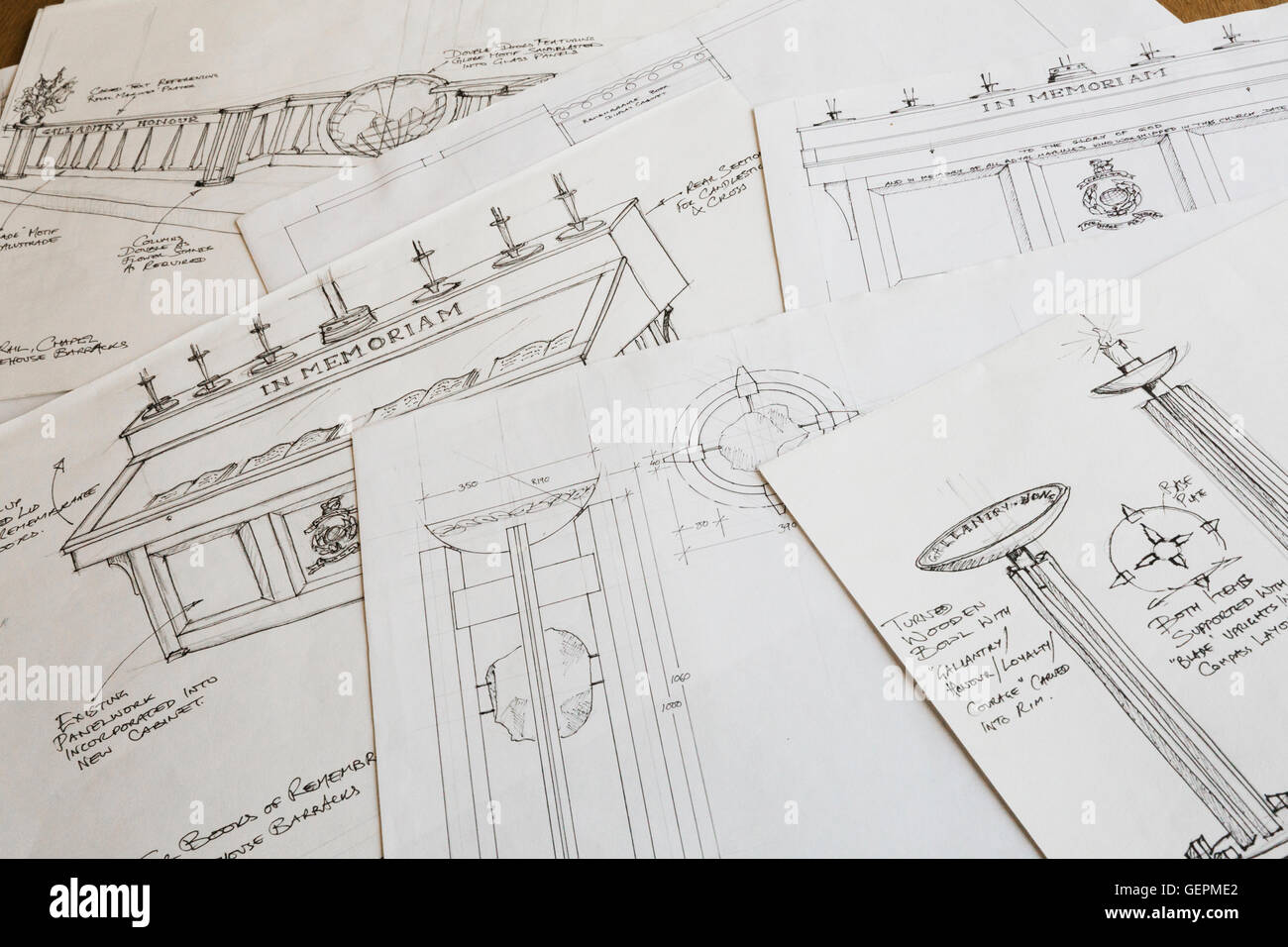Close up de plans pour un bol en bois sculpté sur un socle, notes manuscrites. Banque D'Images