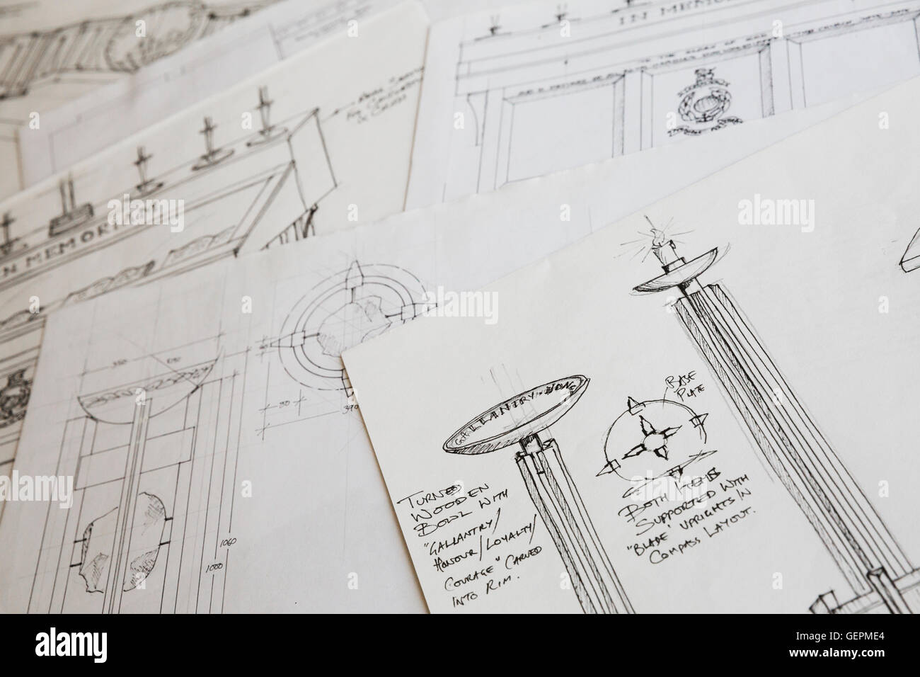 Close up de plans pour un bol en bois sculpté sur un socle, notes manuscrites. Banque D'Images