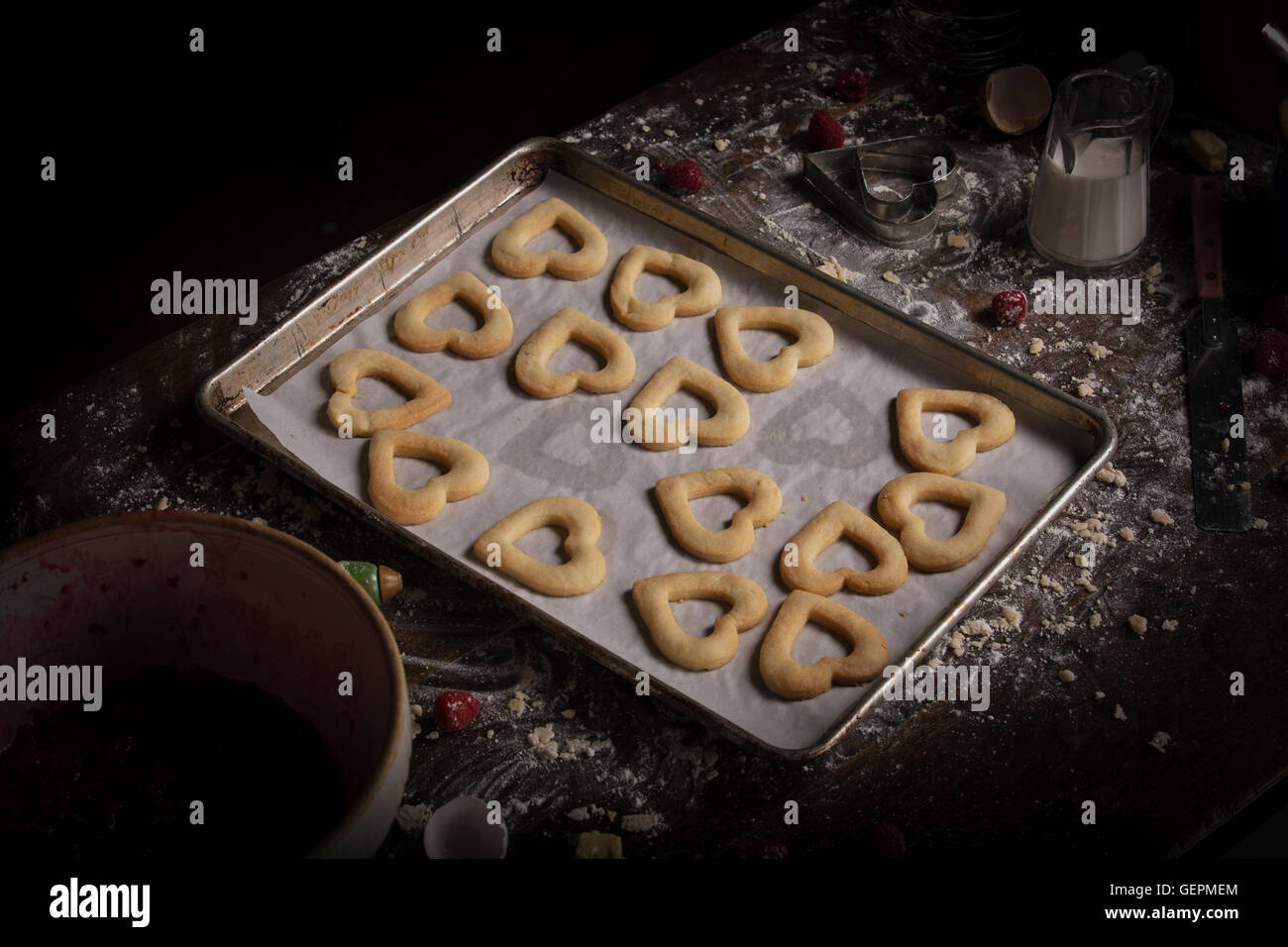 La Saint-Valentin, high angle view d'une plaque de cuisson avec des biscuits en forme de coeur. Banque D'Images