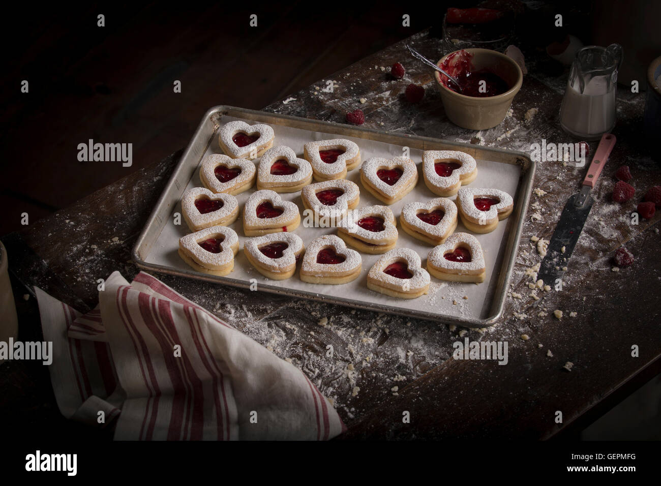La Saint-Valentin, high angle view d'une plaque de cuisson avec des biscuits en forme de coeur. Banque D'Images