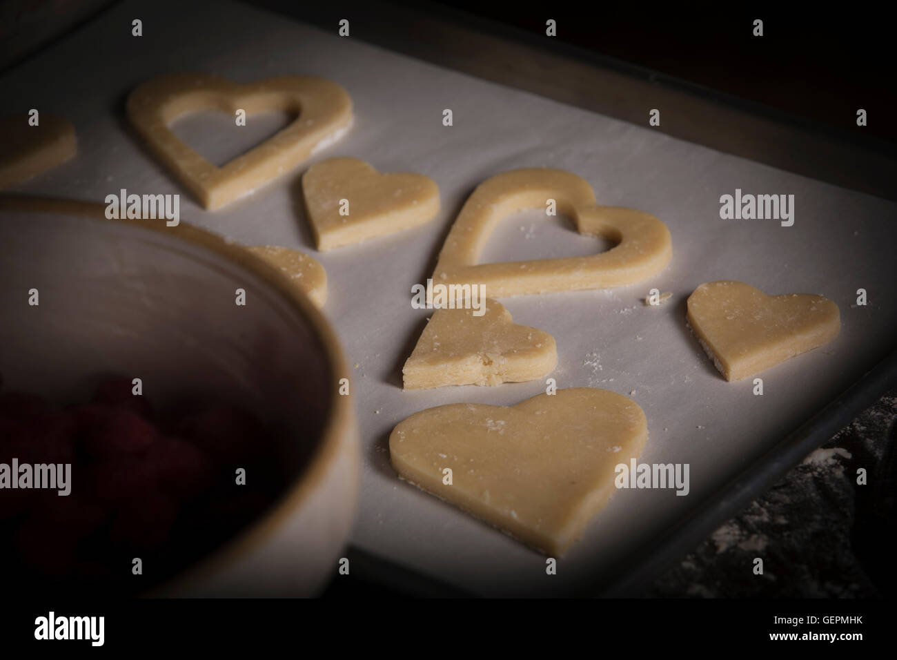 La Saint-Valentin, high angle view of heart shaped biscuits sur une plaque à pâtisserie. Banque D'Images