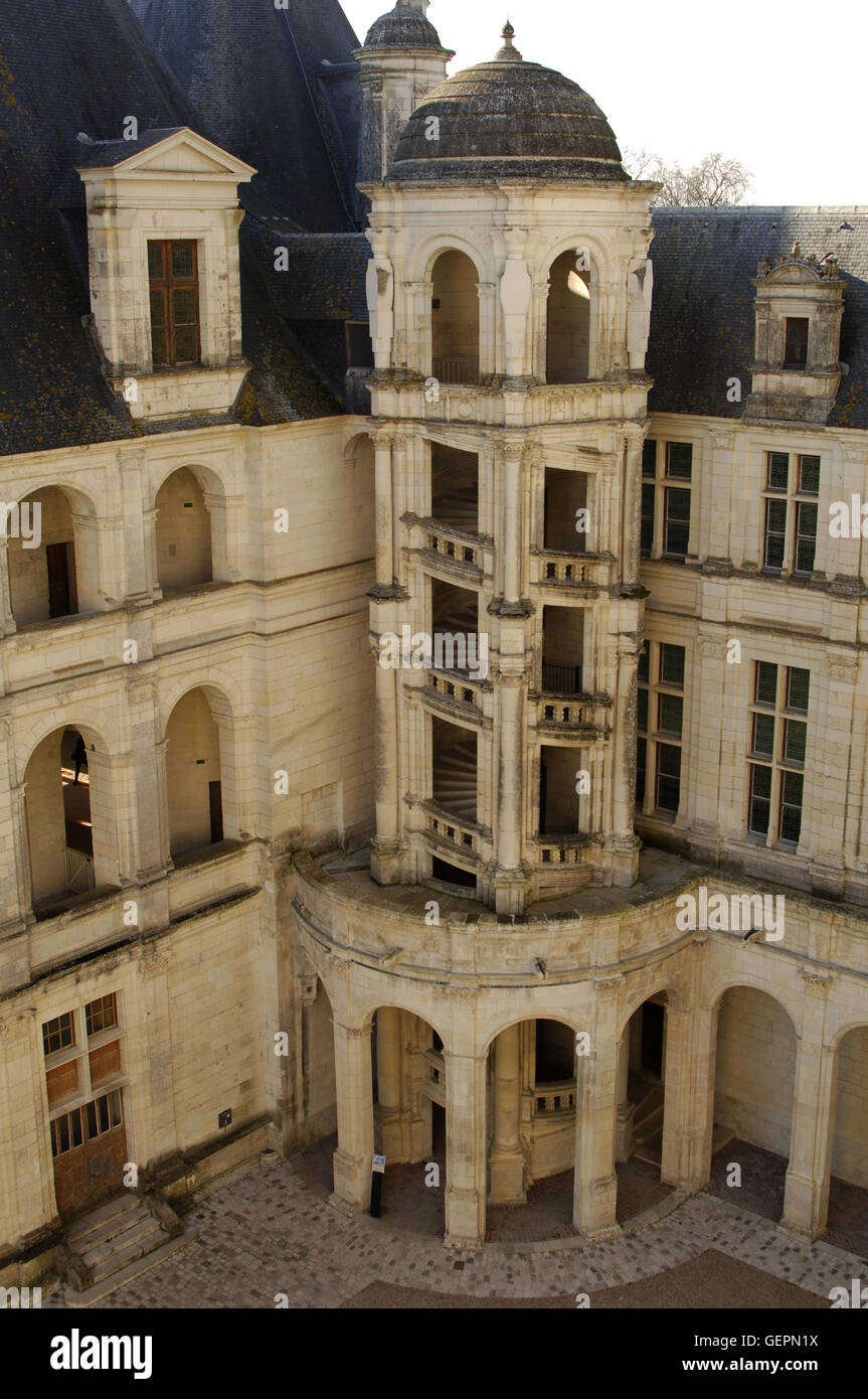 L'art de la Renaissance en France. 16e siècle. Château de Chambord. Attribué à Domenico da Cortona (ca 1465- ca 1549). Construit sur ordre du roi François I entre 1519-1539, le long de la rivière Closson. Escalier à double hélice. Il se compose de deux escaliers entrelacés qui remontent les trois étages sans réunion. Vallée de la Loire. Banque D'Images