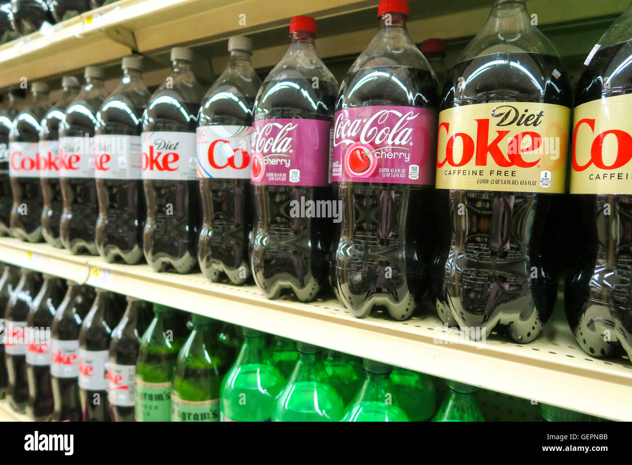Les boissons gazeuses Coca-Cola à Gristedes Épicerie, NYC, USA Banque D'Images